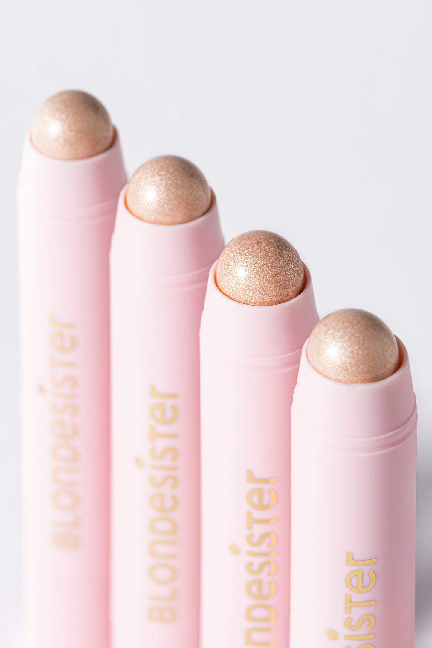 BLONDESISTER švytėjimo suteikianti kreidelė "Ready to glow", 3 g