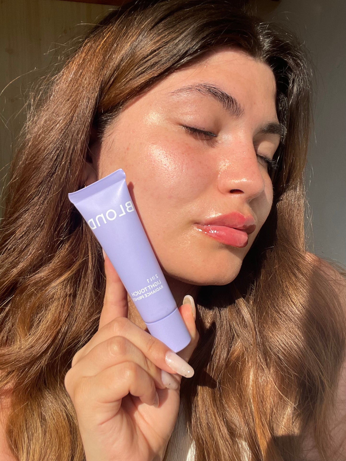 BLONDESISTER 2 IN 1 švytėjimo suteikianti makiažo bazė, 30 ml